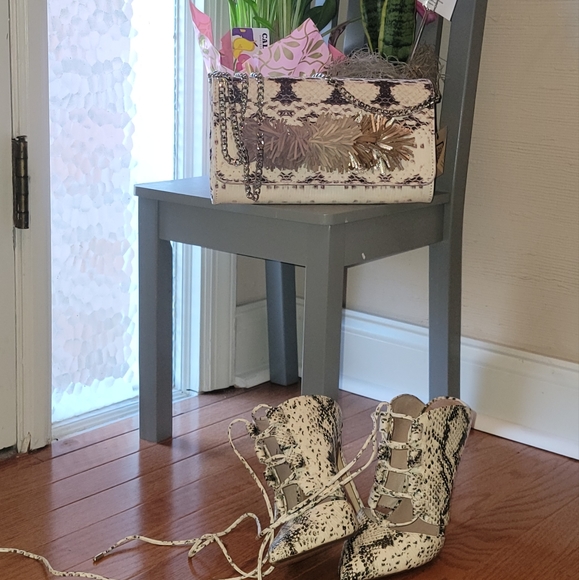 Booties and handbag - Picture 1 of 8